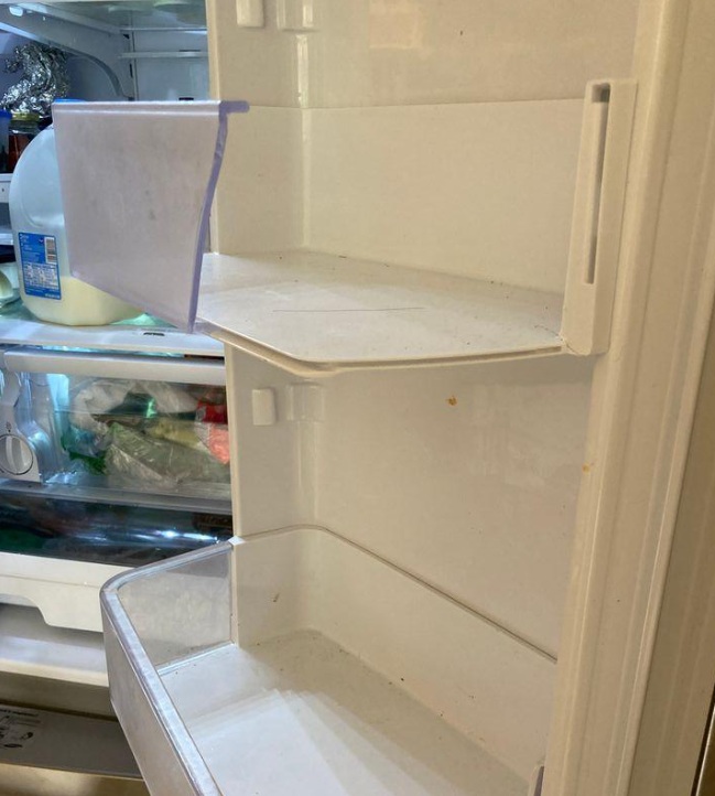 botellero frigorífico LG roto en la puerta de la nevera